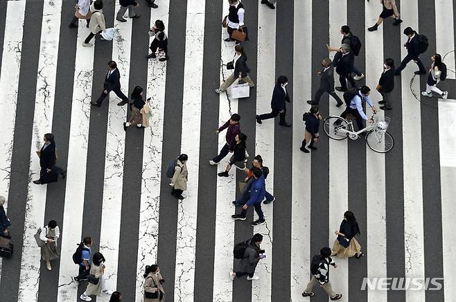 [도쿄=AP/뉴시스]일본의 6월 소비자물가지수(CPI·2020년=100)가 전년 같은 달 보다 2.6% 상승했다. 사진은 지난해 3월 31일 일본 도쿄 긴자 쇼핑가 횡단보도를 시민들이 건너고 있는 모습. 2024.07.19.