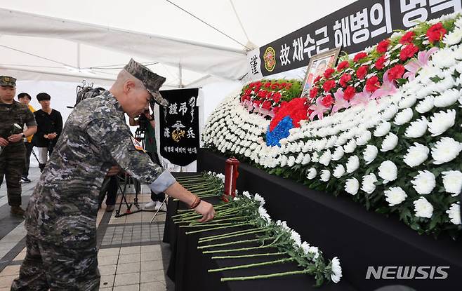 [서울=뉴시스] 황준선 기자 = 해병대 예비역 단체원들이 지난 17일 오전 서울 중구 청계광장에 마련된 故채수근 상병 순직 1주기 추모 시민분향소에서 헌화하고 있다. 2024.07.17. hwang@newsis.com