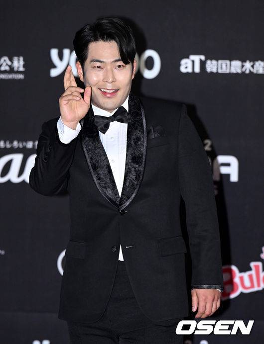 [OSEN=오사카(일본), 이대선 기자] 30일 오후(현지시간) 일본 교세라 돔 오사카에서 ‘2022 MAMA AWARDS’ 레드카펫 행사가 진행됐다.개그맨 김해준이 포즈를 취하고 있다. 2022.11.30 /sunday@osen.co.kr