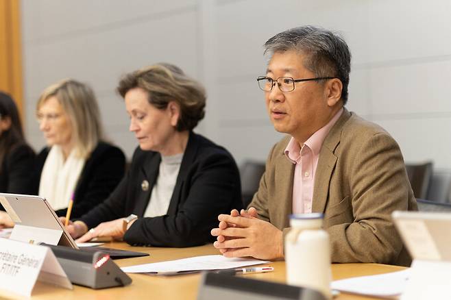 김영태&nbsp;OECD ITF 사무총장은 24년의 공직 경험과 뛰어난 국제적 감각, 프랑스와 영어 구사 능력으로 좋은 평가를 받고 있다. 김 사무총장이 국제 회의를 주재하는 모습.&nbsp; ITF제공