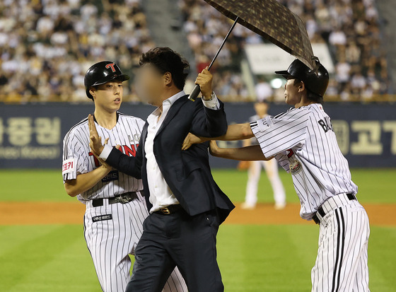 19일 오후 서울 송파구 잠실야구장에서 열린 프로야구 '2024 신한 SOL 뱅크 KBO리그' 두산 베어스와 LG 트윈스의 경기, 5회말 2사 LG 오지환 타석 상황에서 경기장에 관중이 난입해 배트보이에게 제지 당하고 있다. 뉴스1