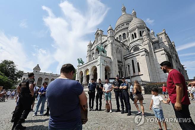 파리올림픽 치안 지원 나선 한국 경찰 (파리=연합뉴스) 임화영 기자 = 2024 파리올림픽 치안을 위해 프랑스 현지에 파견된 한국 안전지원단 소속 경찰관들이 18일(현지시간) 오후 프랑스 파리 몽마르트르 사크레쾨르 인근에서 관광객과 기념촬영 하고 있다. 2024.7.19 hwayoung7@yna.co.kr