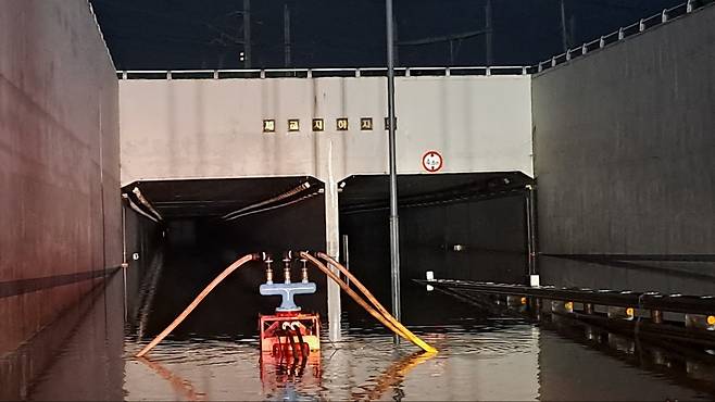 배수 작업 진행 중인 세교지하차도 [경기도소방재난본부 제공. 재판매 및 DB 금지]