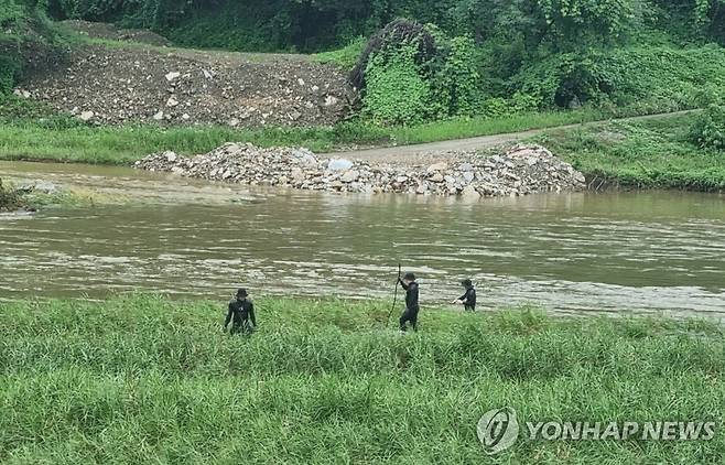 옥천서 불어난 하천에 빠져 실종된 50대, 이틀만에 숨진채 발견 (옥천=연합뉴스) 충북 옥천군에서 불어난 하천에 빠져 실종됐던 50대 남성이 사고 이틀 만에 숨진 채 발견됐다. 사진은 19일 오전 소방대원들이 시신을 발견해 인양중인 모습. 2024.7.19 [옥천소방서 제공. 재판매 및 DB 금지] chase_arete@yna.co.kr