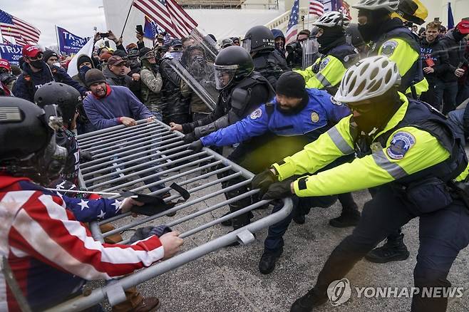 2021년 미국 의회에 난입한 트럼프 지지자들 [AP 연합뉴스 자료사진. 재판매 및 DB 금지]