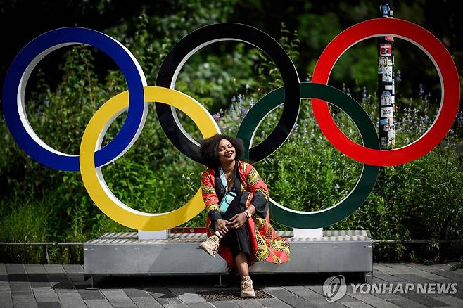 파리 시내에 설치된 오륜기 조형물 [AFP=연합뉴스]