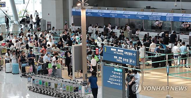 여름 휴가철 맞은 인천공항 [연합뉴스 자료사진]