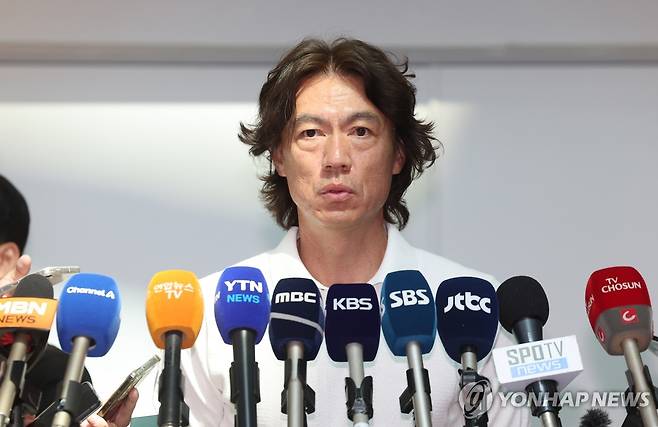 인터뷰하는 홍명보 (영종도=연합뉴스) 박동주 기자 = 한국 축구대표팀의 새 사령탑으로 선임된 홍명보 감독이 자신을 보좌할 외국인 코칭스태프 선임 관련 업무를 처리하고자 15일 오전 인천국제공항을 통해 출국하기에 앞서 취재진과 인터뷰하고 있다. 2024.7.15 pdj6635@yna.co.kr