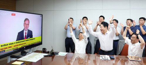 안덕근 산업통상자원부 장관(앞줄 왼쪽)을 비롯한 산업부 원전 담당 관료들이 지난 17일 밤 한국수력원자력을 체코 원전 사업 우선협상대상자로 결정하는 체코 정부의 발표를 들은 직후 기뻐하고 있다. (사진=산업부)