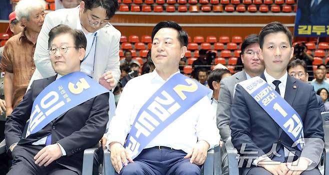 20일 오전 제주시 한라체육관에서 열린 더불어민주당 '제1차 정기 전국당원대회(전당대회) 당대표·최고위원 후보자 합동연설회'에서 이재명·김두관·김지수(왼쪽부터) 당 대표 후보가 나란히 앉아있다. 2024.7.20/뉴스1 ⓒ News1 고동명 기자