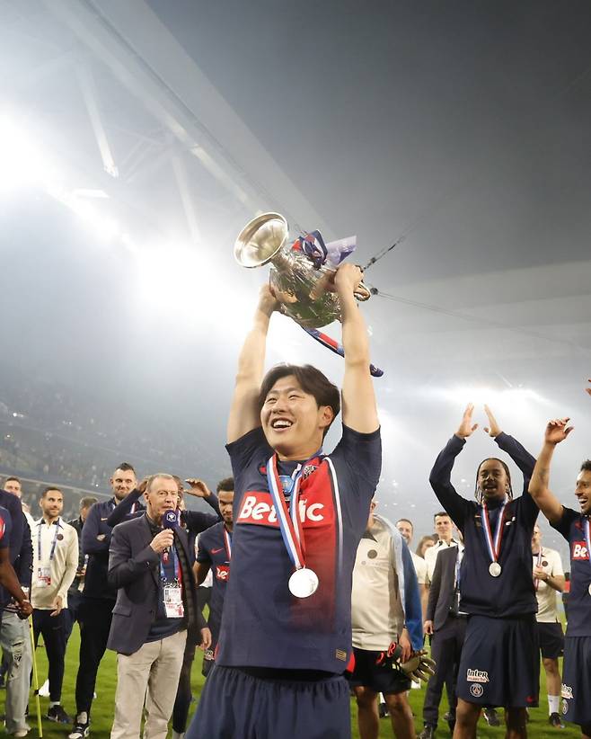 이번 주 내내 뜨거운 이적설의 중심에 섰던 이강인. 이강인이 파리 생제르맹 훈련에 복귀하지 않았다는 건 루머로 판명났다. 이강인은 다음 주 월요일에 프랑스 파리로 돌아가 본격적으로 2024~2025시즌을 준비한다. 사진=이강인 SNS