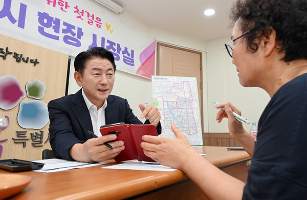 김동근 의정부시장 현장시장실 열고 시민과 소통 모습(사진제공=의정부시청)