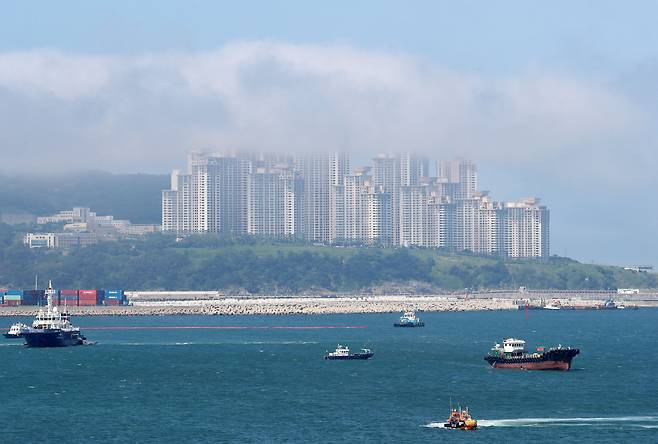 무더운 날씨를 보인 지난 4일 오후 부산 남구 오륙도해맞이공원 인근 아파트 단지에 해무가 밀려들고 있다. 사진은 기사와 직접적 관련 없음. /뉴스1