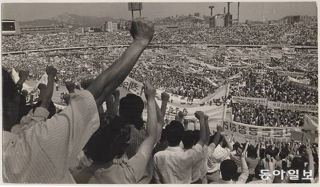 육영수여사 저격사건 규탄집회/김일성 규탄 및 일본 각성 촉구 국민총궐기대회가 1974년 8월 27일 서울운동장에서 열렸다. 동아일보 DB.