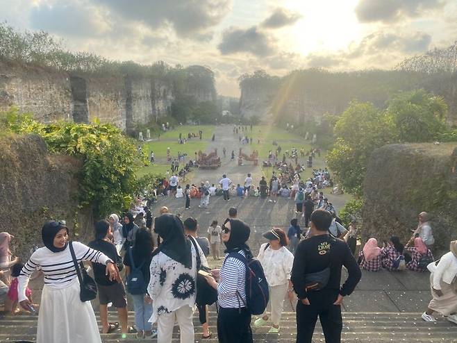 해가 질 무렵의 가루다 공원 광장.