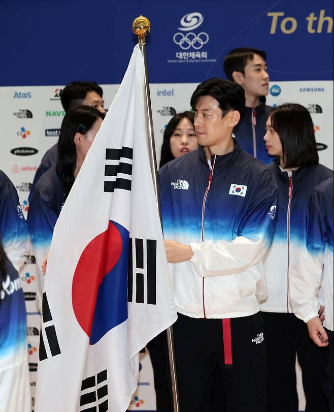 <yonhap photo-1259=""> 파리올림픽 대한민국 본단 기수 맡은 구본길 (영종도=연합뉴스) 김인철 기자 = 2024 파리하계올림픽에 출전하기 위해 출국하는 대한민국 선수단의 기수를 맡은 구본길이 20일 오전 인천국제공항 제2여객터미널에서 기념촬영을 위해 자리하고 있다. 2024.7.20 yatoya@yna.co.kr/2024-07-20 09:42:53/ <저작권자 ⓒ 1980-2024 ㈜연합뉴스. 무단 전재 재배포 금지, AI 학습 및 활용 금지></yonhap>