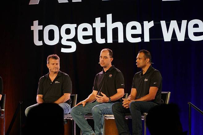 AMD 플랫폼의 방향성에 대해 설명 중인 윌 해리스(Will Harris) AMD 연구원ㆍ플랫폼 및 시스템 설계 담당(중앙). / 출처=IT동아