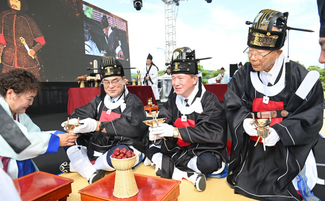 ▲ 19일 ‘2024 삼척 동해왕 이사부 축제’개막식에 앞서 이사부 장군의 진취적인 해양 정신을 기리는 ‘이사부 숭모제’가 삼척문화원 주관으로 진행됐다.