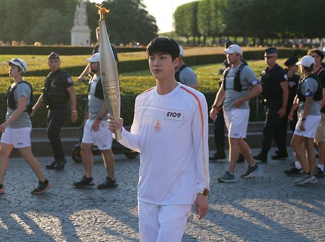 그룹 방탄소년단(BTS)의 진이 14일(현지시간) 프랑스 파리에서 '2024 파리 하계 올림픽' 성화봉송을 하고 있다. /사진=뉴스1