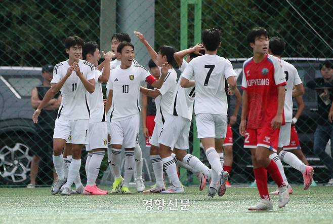 충북 제천시 봉양건강축구캠프장에서 20일 열린 제57회 대통령금배 전국고등학교축구대회 서울 영등포공고와 인천 부평고의 경기에서 부평고 도민준이 드리블을 하고 있다. 2024.07.20 권도현 기자