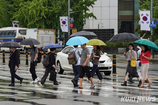 서울 영등포구 국회의사당역 인근에서 우산을 쓴 시민들이 발걸음을 재촉하고 있다. 쿠키뉴스 자료사진