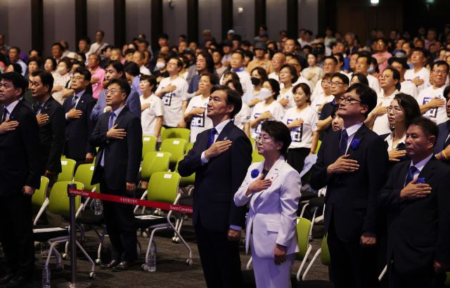 20일 오후 경기도 수원시 영통구 수원컨벤션센터에서 열린 조국혁신당 제1차 전국당원대회에서 조국 당대표 후보를 비롯한 참석자들이 국기에 경례하고 있다. 연합뉴스