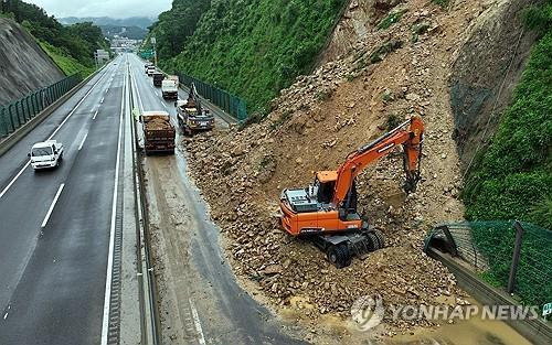 토사 흘러내려 통제되는 수도권제2순환고속도로 봉담 방면 금어2교 부근 2차로/사진=연합뉴스