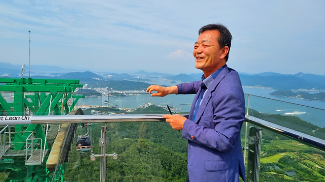 김용우 통영관광개발 공사 사장이 통영의 역사를 설명하고 있다 / 사진=김혜성 여행+ 기자