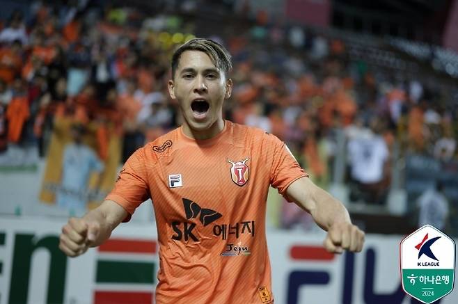 강원 원정에 주장 완장을 차고 나서는 헤이스. 사진=한국프로축구연맹