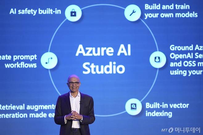 [쿠알라룸푸르=AP/뉴시스] 사티아 나델라 마이크로소프트(MS) 최고경영자(CEO)가 2일(현지시각) 말레이시아 쿠알라룸푸르에서 열린 인공지능(AI) 리더십 콘퍼런스에서 발언하고 있다. 나델라 CEO는 말레이시아의 새로운 클라우드 서비스 구축과 AI 인프라에 향후 4년간 22억 달러를 투자할 것이라고 말했다. 그는 "말레이시아 정부와 협력해 국가 AI 센터를 설립할 것"이라고 밝혔다. 2024.05.02. /사진=민경찬