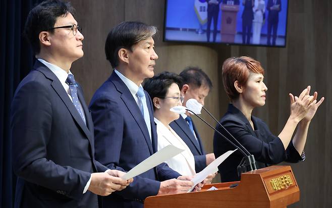 조국혁신당 조국 당대표 후보자를 비롯한 전당대회 출마자들이 18일 오전 국회 소통관에서 국민의힘 전당대회 폭로·자백 수사촉구 기자회견을 하고 있다. [연합]