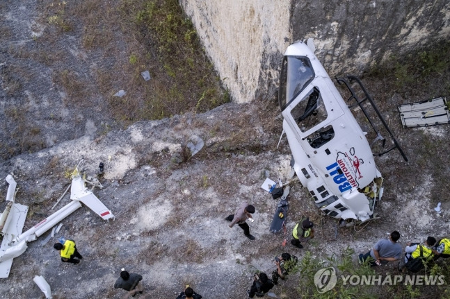 인도네시아 발리 헬기 추락(남쿠타[인도네시아] EPA=연합뉴스) 인도네시아 조사관들이 19일(현지시간) 인도네시아 발리 남쿠타에서 추락한 관광 헬기를 조사하고 있다. [연합]