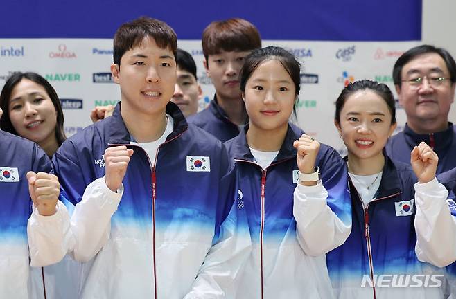 [인천공항=뉴시스] 김진아 기자 = 2024 파리올림픽에 참가하는 한국 탁구 국가대표팀 임종훈(왼쪽부터), 신유빈, 전지희를 비롯한 한국 선수단 본진이 20일 인천국제공항 제2여객터미널에서 출국을 앞두고 기념촬영을 하고 있다. 2024.07.20. bluesoda@newsis.com