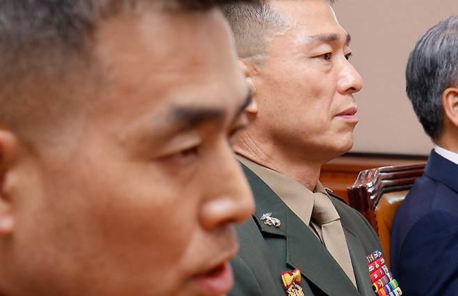 박정훈 전 해병대수사단장이 19일 오후 서울 여의도 국회 법제사법위원회에서 열린 '윤석열 대통령 탄핵소추안 즉각 발의 요청에 관한 청원 관련 1차 청문회'에서 의원 질의에 답하는 가운데 임성근 전 사단장, 이종섭 전 국방장관이 이를 듣고 있다.뉴스1