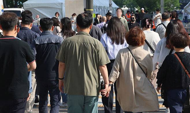 서울 세종로사거리 출근길 시민들 모습. 연합뉴스