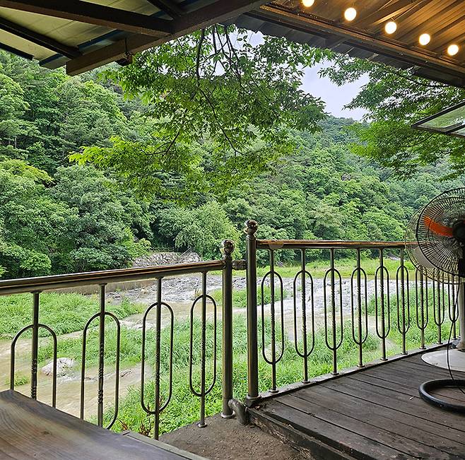 식당에서 바라본 계곡 모습