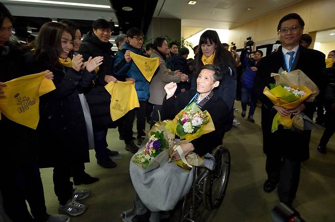 고 이용마 MBC 기자는 2013년과 2016년 각각 트위터와 기고글을 통해 2012년 이진숙 당시 MBC 기획조정홍보본부장이 위키트리에 여론 조성 작업을 제안했다고 주장했다. 사진은 2017년 12월11일, 5년여 만에 복직돼 첫 출근하는 이용마 기자(가운데). ⓒ시사IN 신선영