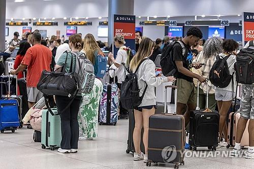 글로벌 IT 대란으로 북적이는 미국 마이애미국제공항 [마이애미 EPA=연합뉴스]