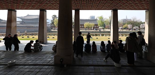 경회루 특별관람에 참여한 시민들이 해설사의 설명을 듣고 있다. 2023년 [연합뉴스 자료사진]