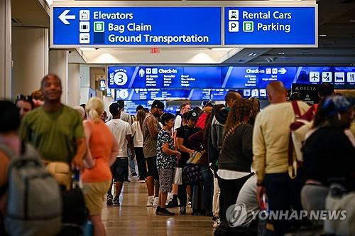 IT 대란 영향으로 승객들이 긴 줄을 선 미국 올랜도 국제공항의 모습  [AFP=연합뉴스 자료사진. 재판매 및 DB금지]