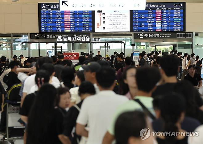 전날 'MS 클라우드 오류'로 길게 늘어선 발권 대기 승객들 (제주=연합뉴스) 박지호 기자 = 'MS 클라우드 오류'가 발생해 몇몇 항공사들의 발권·예약 시스템이 마비된 19일 오후 제주국제공항 출발층 이스타항공 발권카운터가 발권을 기다리는 승객들로 크게 붐비고 있다. 2024.7.19 jihopark@yna.co.kr