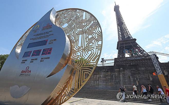 다가온 2024 파리 올림픽 (파리=연합뉴스) 김도훈 기자 = 2024 파리올림픽을 7일 앞둔 19일(현지시간) 오후 프랑스 파리 에펠탑 인근에 대회 개회 카운트다운 시계가 D-7을 가리키고 있다. 2024.7.19 superdoo82@yna.co.kr