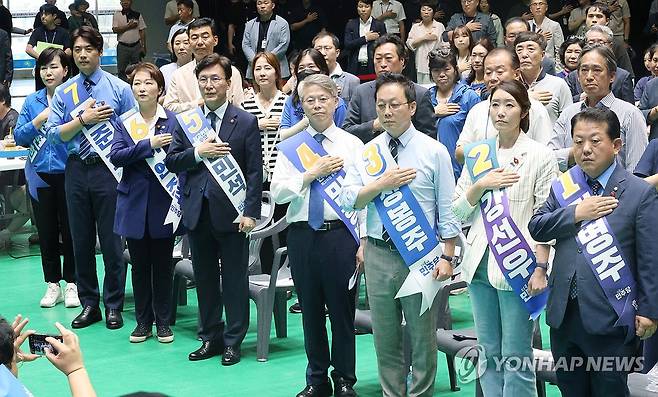 제주 연설회 찾은 민주당 최고위원 후보들 (제주=연합뉴스) 고성식 기자 = 더불어민주당 새 지도부 선출을 위한 전당대회를 앞두고 20일 제주시 한라체육관에서 열린 합동연설회에서 전현희·한준호·이언주·김민석·민형배·정봉주·강선우·김병주 최고위원 후보(왼쪽부터)가 국민의례를 하고 있다. 2024.7.20 koss@yna.co.kr