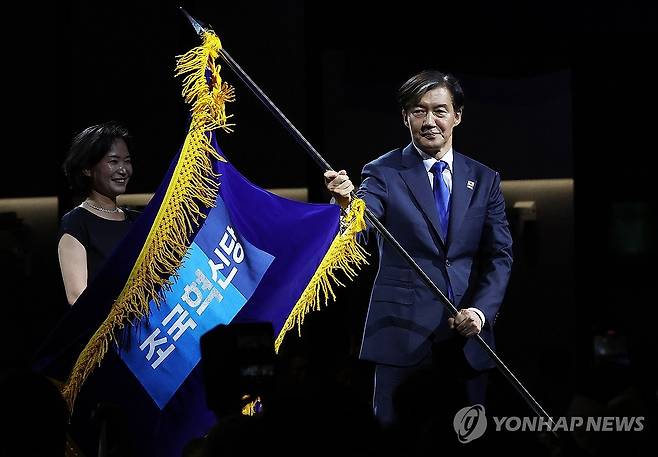 당기 흔드는 조국혁신당 조국 신임 대표 (수원=연합뉴스) 홍기원 기자 = 20일 오후 경기도 수원시 영통구 수원컨벤션센터에서 열린 조국혁신당 제1차 전국당원대회에서 신임 당대표로 선출된 조국 대표가 당기를 받아 흔들고 있다. 2024.7.20 xanadu@yna.co.kr