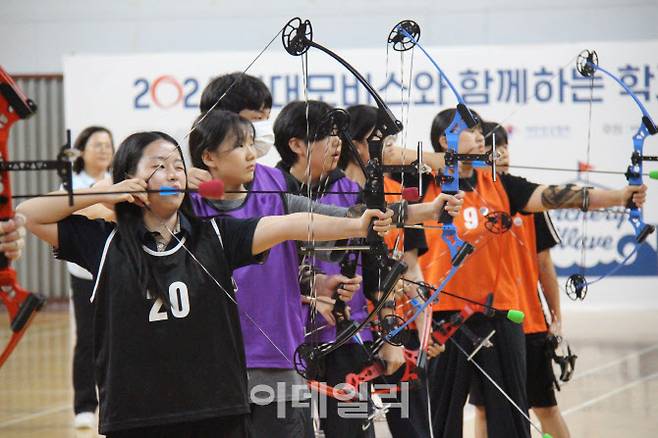 ‘2024 현대모비스와 함께하는 학교스포츠클럽 양궁대회’에 참가한 전국 15개 중학교 학생들이 충남 천안에 위치한 남서울 대학교에서 활 시위를 당기고 있다.(사진=현대모비스)