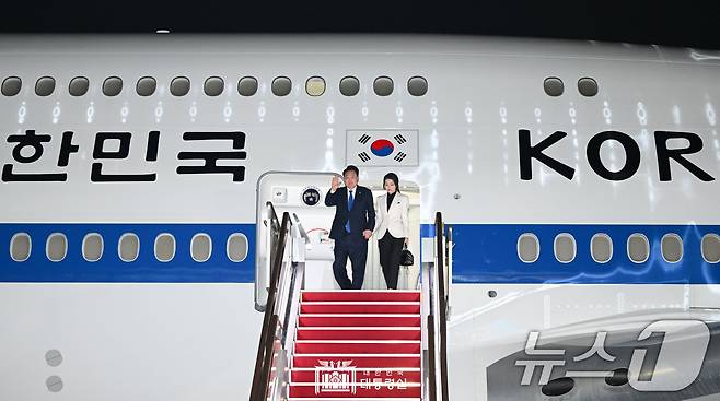 북대서양조약기구(NATO·나토) 정상회의에 참석했던 윤석열 대통령과 김건희 여사가 12일 오후 경기 성남 서울공항을 통해 귀국, 전용기인 공군 1호기에서 내리며 인사하고 있다. (대통령실 홈페이지) 2024.7.13/뉴스1 ⓒ News1 송원영 기자