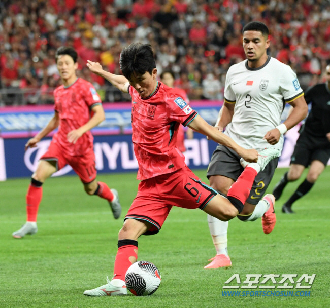 11일 서울월드컵경기장에서 열린 2026 FIFA 북중미 월드컵 2차 예선 대한민국과 중국의 경기. 황인범이 슈팅을 시도하고 있다. 상암=박재만 기자 pjm@sportschosun.com/2024.06.11/