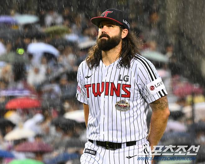 20일 서울 잠실구장에서 열린 두산-LG전. 3회말 우천으로 경기가 중단되며 선발투수 켈리가 아쉬운 표정으로 들어오고 있다. 잠실=정재근 기자 cjg@sportschosun.com/2024.7.20/