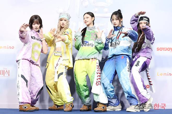 '2024 SBS 가요대전 Summer' 블루카펫 행사에 참석한 그룹 뉴진스(NewJeans). ⓒ이혜영 기자 lhy@hankooki.com