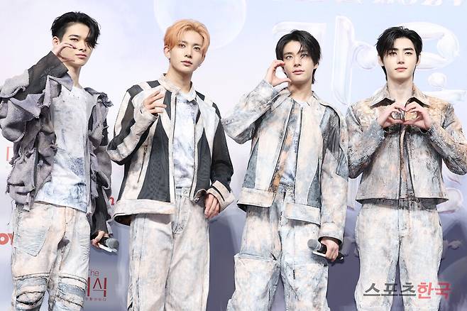 '2024 SBS 가요대전 Summer' 블루카펫 행사에 참석한 그룹 엔하이픈(ENHYPEN) . ⓒ이혜영 기자 lhy@hankooki.com